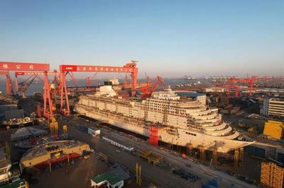 重磅!中国首制大型邮轮实现坞内起浮