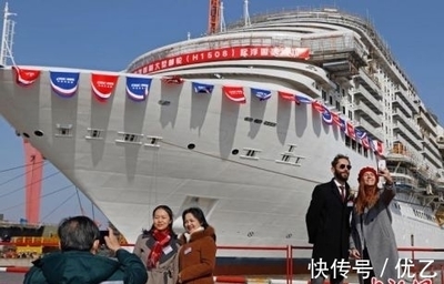 中国首制大型邮轮实现坞内起浮里程碑节点
